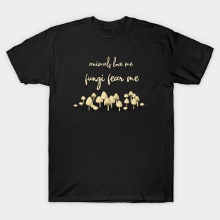 Animals love me, fungi fear me - Vegetarian & Vegan T-Shirt